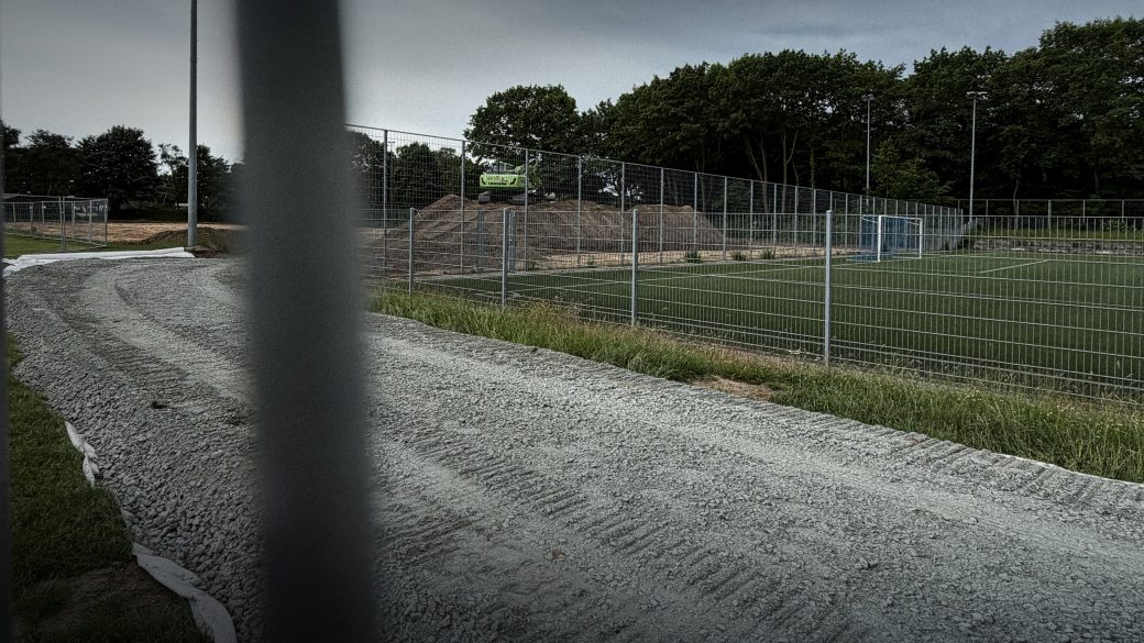 Titelbild Bau des zweiten Kunstrasens nimmt Formen an