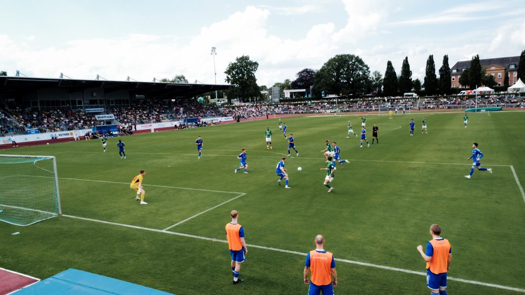 Titelbild Sonntag gegen Lupo im Stadion